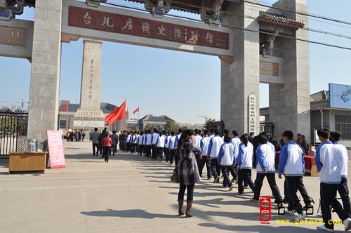 枣庄市峄城区职业中专来台儿庄祭扫烈士墓图