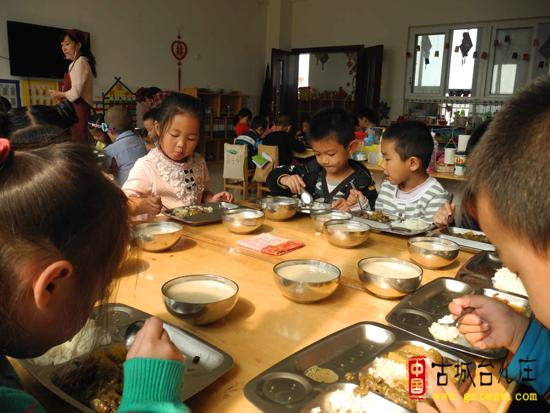 台儿庄区实验幼儿园:加强进餐环节管理 保障幼