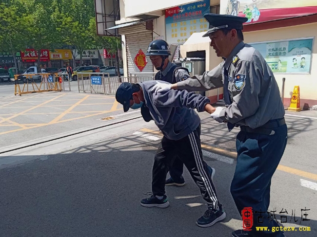 以“演”筑防 临“暴”不乱丨台儿庄区实验小学西关校区反恐防暴应急演练（图）