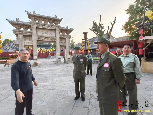 台城诗人宋安强义务为亳州游客当导游（图）