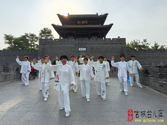 台儿庄古城举办庆祝中国旅游日太极拳进景区活动（图）