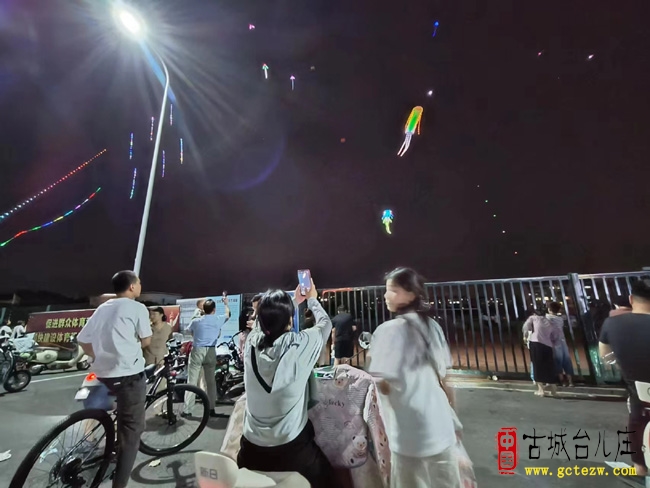 夜光风筝亮相大运河台儿庄上空（图）