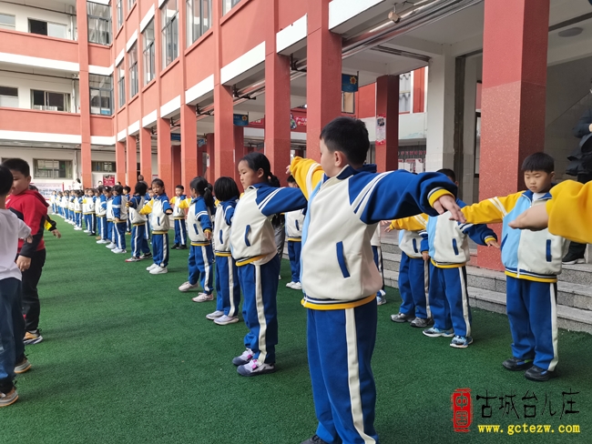 队列展风采 习惯促成长 规范向未来丨市中区鑫昌路小学一年级学生行为教育观摩活动（图）