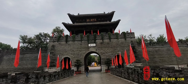 国庆期间台儿庄古城：国旗飘扬映古城 菊香伴韵贺华诞（图）