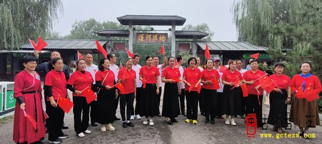 台儿庄古韵新声职工合唱团走进运河国家湿地公园，深情放歌颂祖国（图）