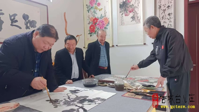台儿庄区画院组织书画家走进泥沟镇夹坊村 文化下乡绘就乡村新图景（图）