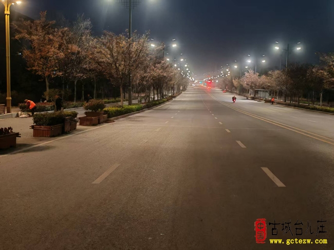 台儿庄：寒夜“橙”光暖城郭 环卫坚守践雷锋