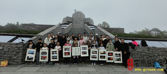 台儿庄开卷有益读书会走进禹王山抗日阻击战遗址公园 缅怀先烈传承抗战精神（图）