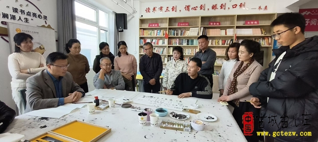 台儿庄区举办成人绘画公益班 武广军倾情授课（图）