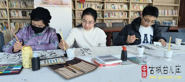 墨香润台城 台儿庄区成人书法公益班开课传艺（图）