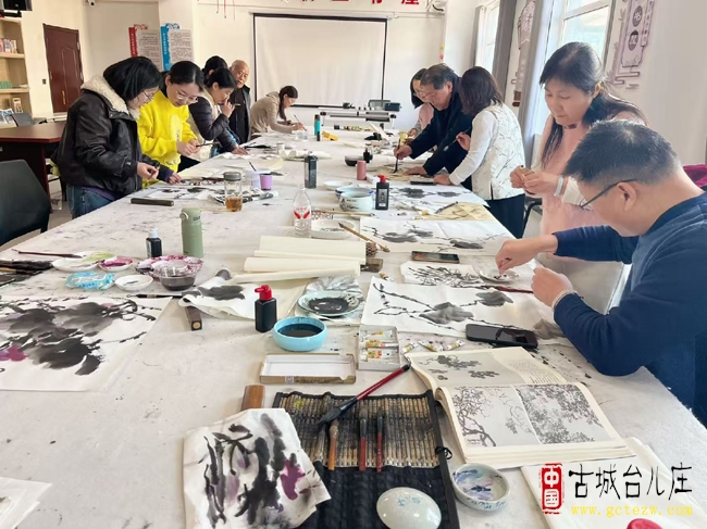 “丹青台城”台儿庄区成人国画公益班持续开课，翰墨飘香润民心（图）