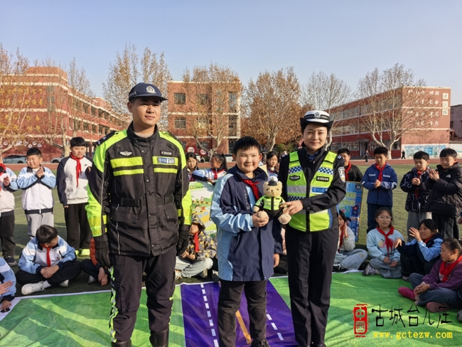 台儿庄区实验小学西关校区开展全国交通安全日主题教育活动（图）