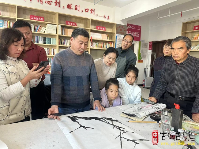 “丹青台城”台儿庄区成人国画公益班持续开课 助力市民提升艺术素养（图）
