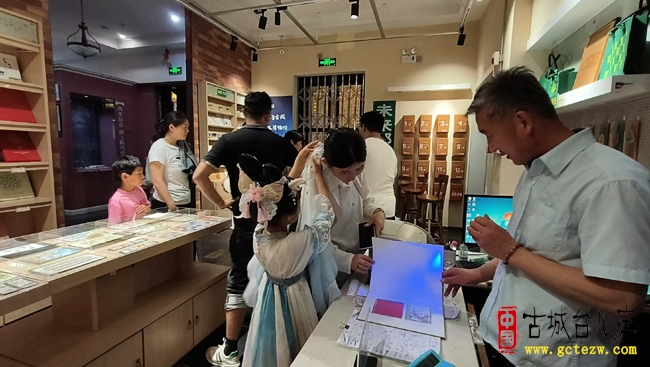沉浸式体验邮政魅力！济南游客携女打卡台儿庄邮政博物馆（图）