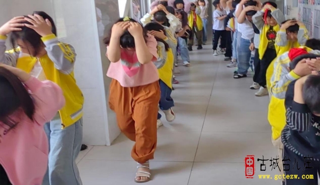 “人人讲安全，个个会应急”丨台儿庄经济开发区板桥小学开展“5.12”防震减灾应急疏散演练（图）