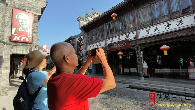父亲节邂逅台儿庄古城 台湾游客盛赞“英雄古城”魅力（图）