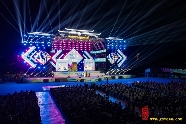 首届“青岛国际啤酒节·寻梦古城台儿庄”开幕 周刚致辞  李军开启第一桶啤酒（图）