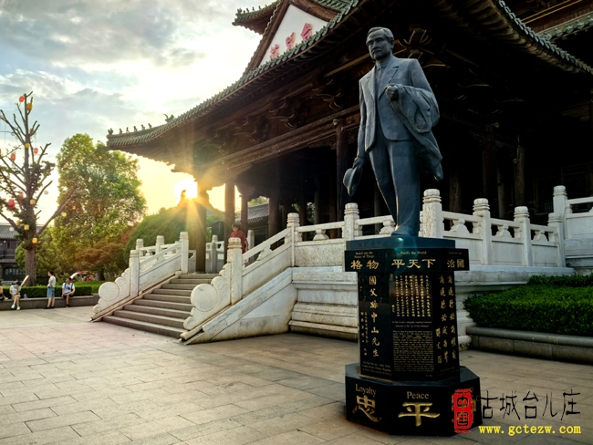 台儿庄古城复兴楼前孙中山的雕像是怎么回事（图）
