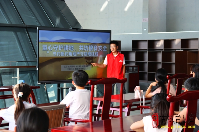 马兰屯镇兰祺社区联合开展“沃土童行 护粮守田”全国土地日主题活动（图）