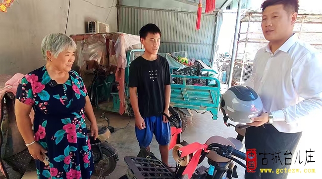 爱心助学子丨台儿庄台铃车行老板酷暑送车暖人心（图）