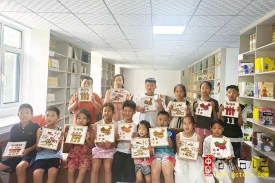 兰祺社区举办“童织红艺传薪火 阅见初心向未来”红色竹编画活动（图）