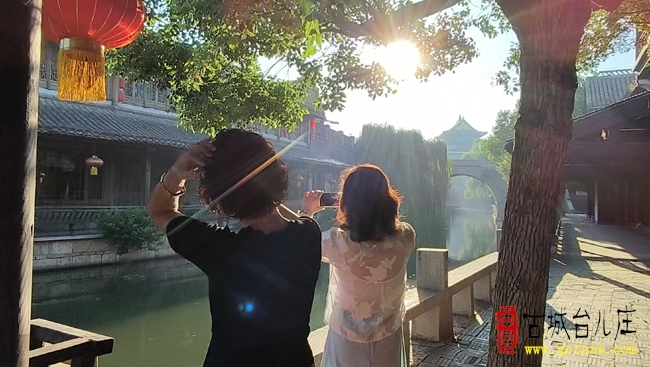 台儿庄古城：晨光映照抗战记忆，八方游客共赴和平之约（图）