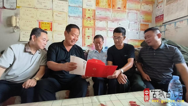 枣庄杨氏宗亲会情暖台儿庄 传递抗战精神与关怀（图）