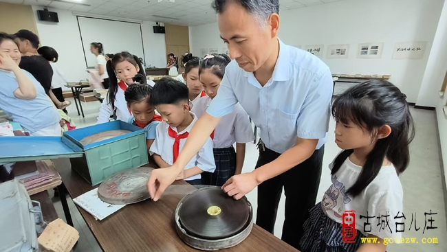 台儿庄区荷花舞韵小主持口才学员探秘珍贵历史，感受红色力量（图）