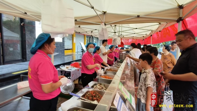台儿庄大酒店便民服务摊与优惠外卖，成市民晚餐新宠（图）