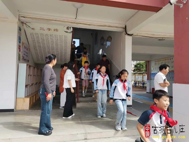 台儿庄区实验小学顺河校区举行“勿忘九一八 共筑强国梦”暨防踩踏疏散演练活动（图）