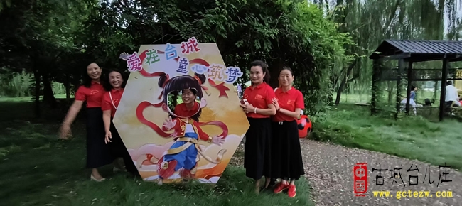 台儿庄古韵新声职工合唱团唱响双龙湖，纪念抗战胜利80周年（图）