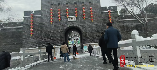 志愿红暖雪后台儿庄 瑞雪映春护出行助春耕（图）