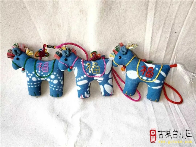 台儿庄区泥沟青花布印染作品入选全省2026马年春节非遗文创大赛展览