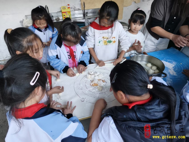巧手蒸馒头 烟火悟成长丨台儿庄实验小学顺河校区魔法厨房劳动实践（图）