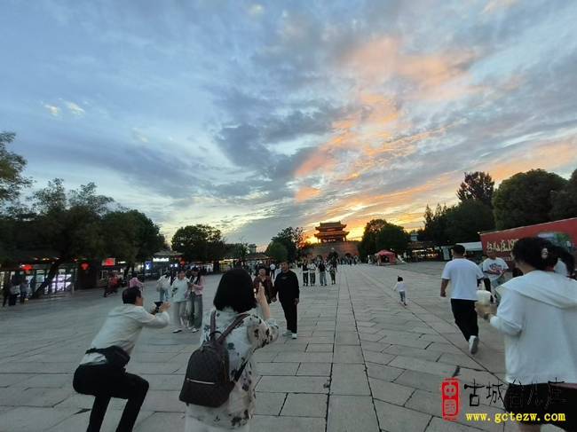 彩云映古城 红韵庆华诞丨台儿庄水乡盛景喜迎八方游客（图）