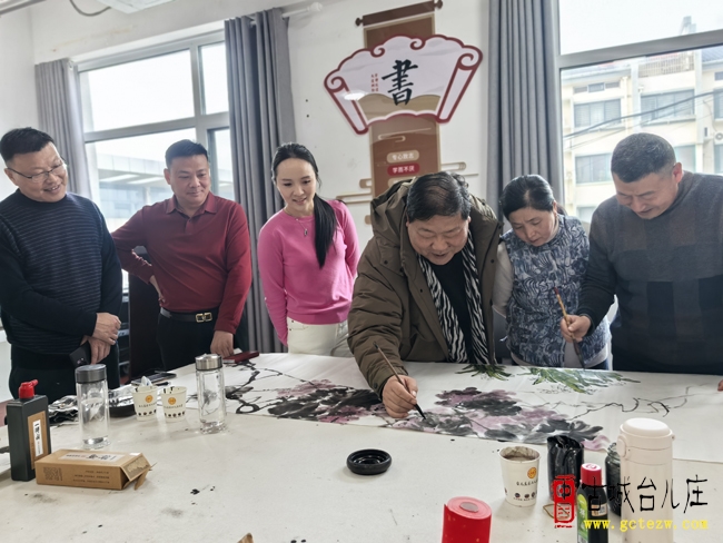 台儿庄区书画公益培训中心2025年度培训圆满收官 师生挥毫送福迎新春（图）