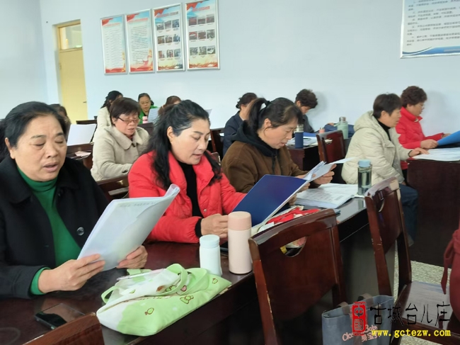 银发放歌赞家乡 英雄台儿庄传深情丨台儿庄老年大学学员排练家乡主题歌曲（图）