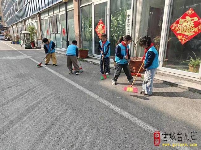 台儿庄明远实验小学插花校区开展学雷锋社区义务劳动志愿活动（图）