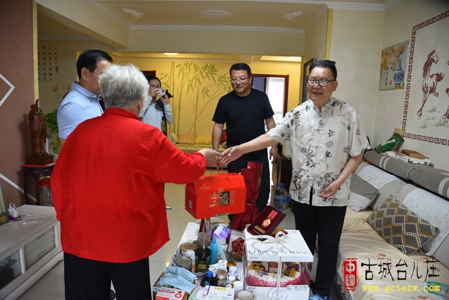 追溯红色记忆 传承革命精神丨台儿庄区为抗美援朝老兵、老党员魏贤俊庆贺生日（图）