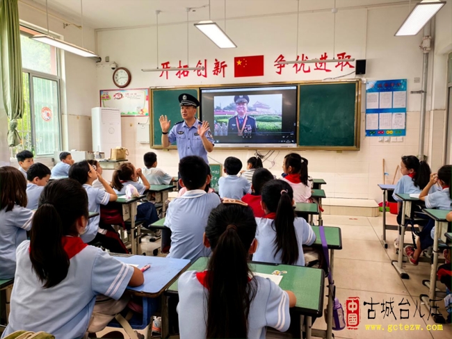 普法护航暑假安全 凝心聚力逐梦期末丨鑫昌路小学举行升旗仪式暨期末安全教育主题活动（图）