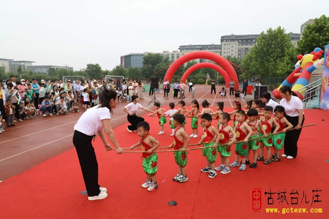 台儿庄欣欣幼儿园今天举办“魔幻之旅”小丑嘉年华大型亲子活动（图）