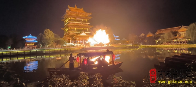 台儿庄古城夜焕彩：复兴广场铁水舞龙引客来，摇橹船中赏非遗成夜游新趣（图）