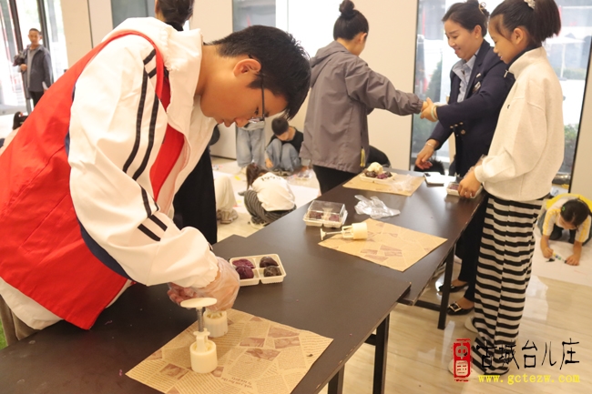 马兰屯镇兰祺社区“双节”派对：绘画、灯笼、月饼嗨翻天（图）
