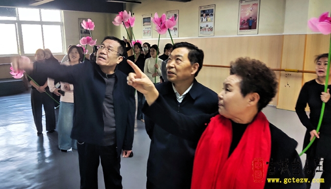 台儿庄区关工委调研龙雪梅“艺术培训工作室”并点赞非遗传承（图）