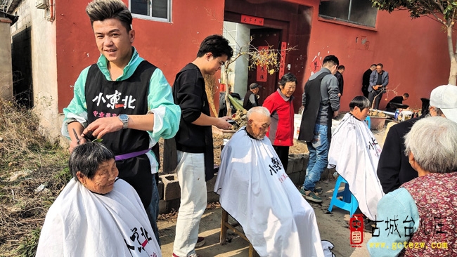台儿庄《乡村水浒》剧组为泥沟镇小北洛村老人免费理发送餐