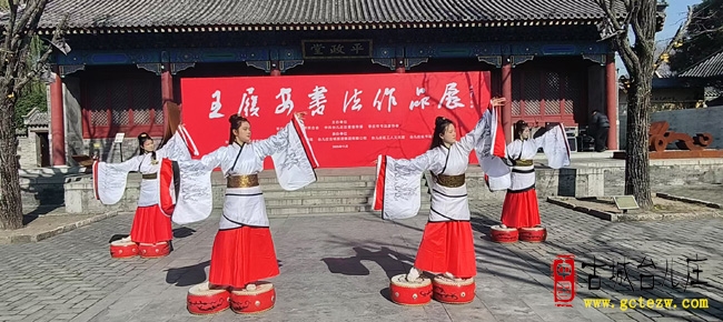 台儿庄古城参将署：盘鼓舞翩跹伴白鸽，书法展添彩焕新文旅体验（图）