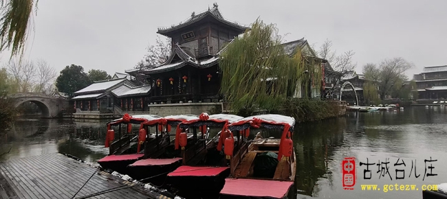 雪缀古城渡 橹声漾雪痕丨台儿庄雪中摇橹船景致特写（图）
