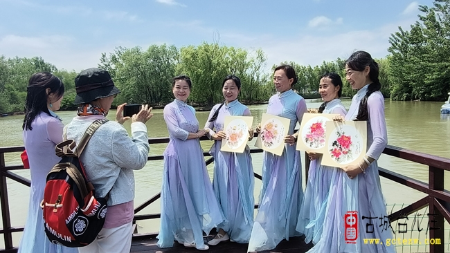 台儿庄：银发风采映文旅，光影定格振兴路（图）