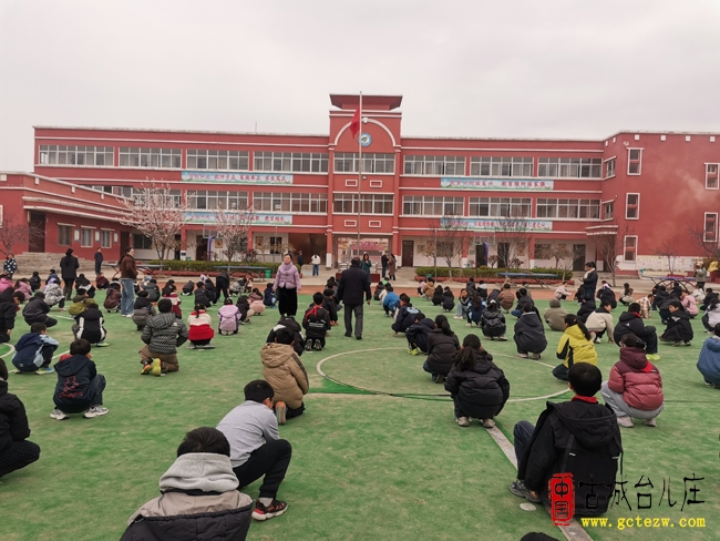 台儿庄实小顺河校区春季消防逃生疏散演练活动（图)