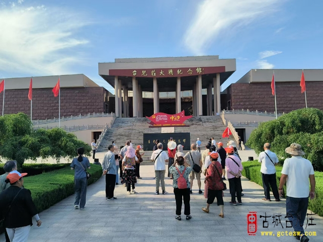 千里奔赴英雄热土丨四川游客纪念抗战胜利81周年（图）